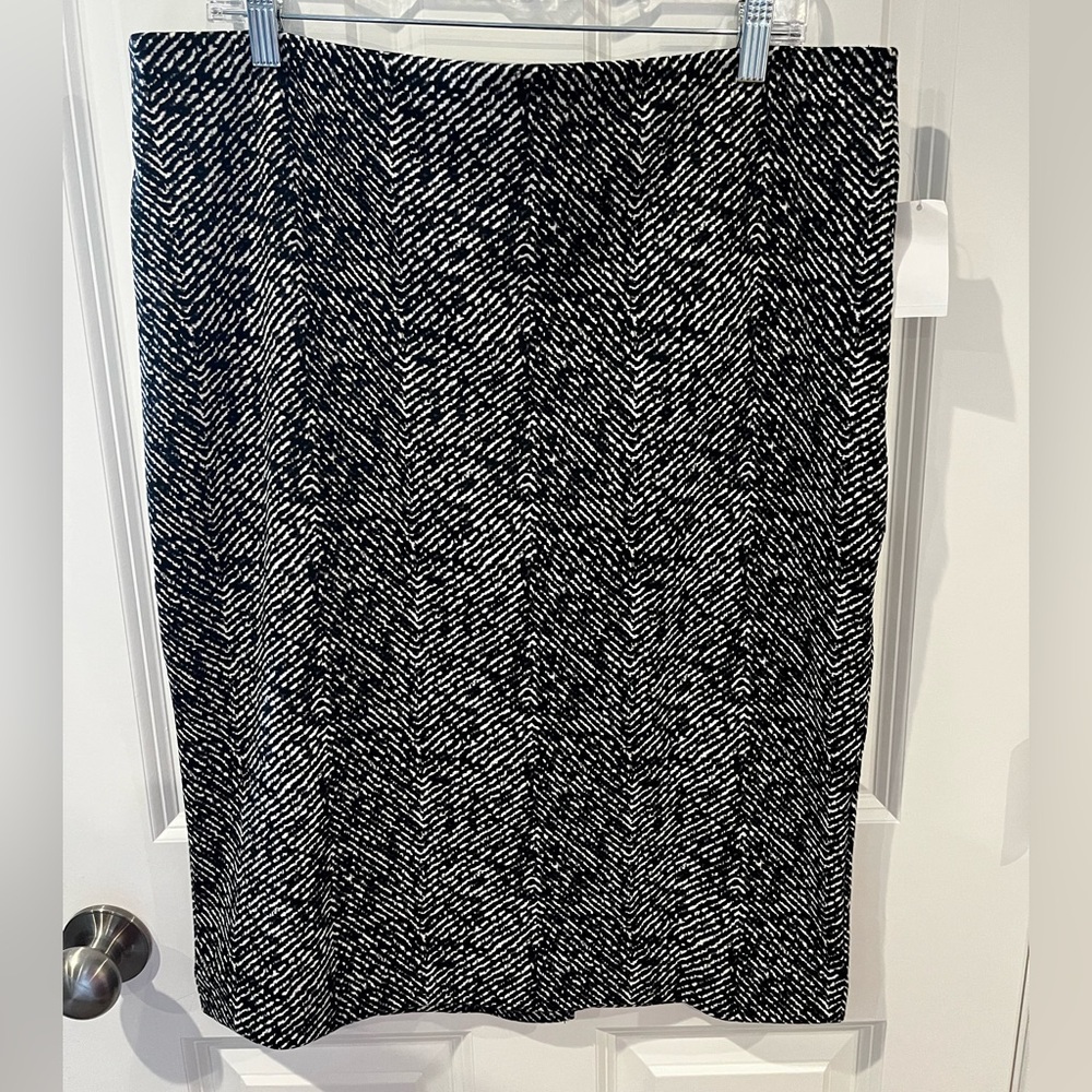Covington NWT Black and White Midi Skirt Size 10